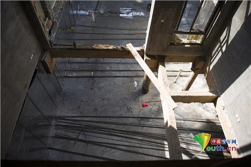 缸养锦鲤水要多深庭院鱼池要多深鱼池在我家的小庭院里占地不到2平米水最深也不超过