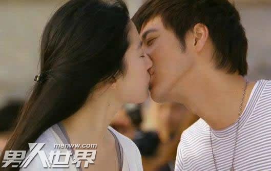 接吻时男人心理有哪些表现,男人第一次接吻就吻嘴唇代表什么