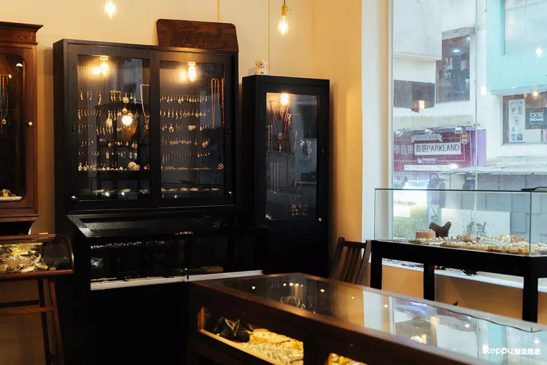 当你拿称重算钱的银饰比较之后，你就知道手工银饰贵在哪里