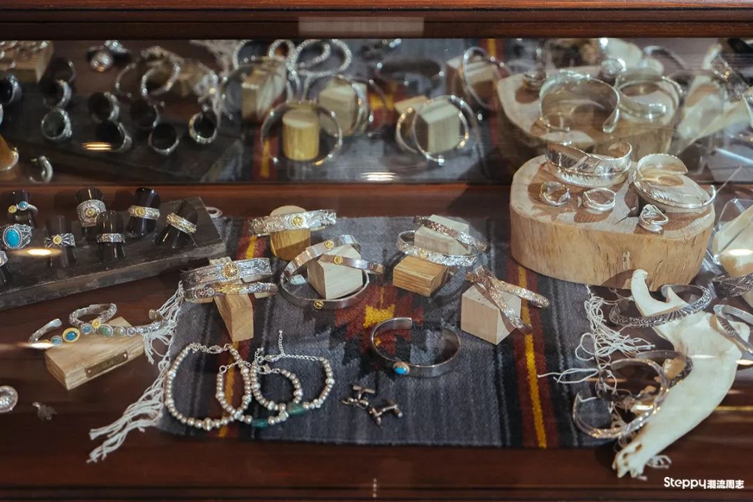 当你拿称重算钱的银饰比较之后，你就知道手工银饰贵在哪里