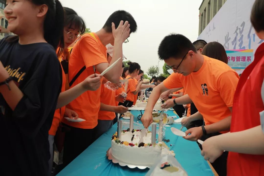 欢迎同学们回来母校学习,欢迎校友们常回家看看