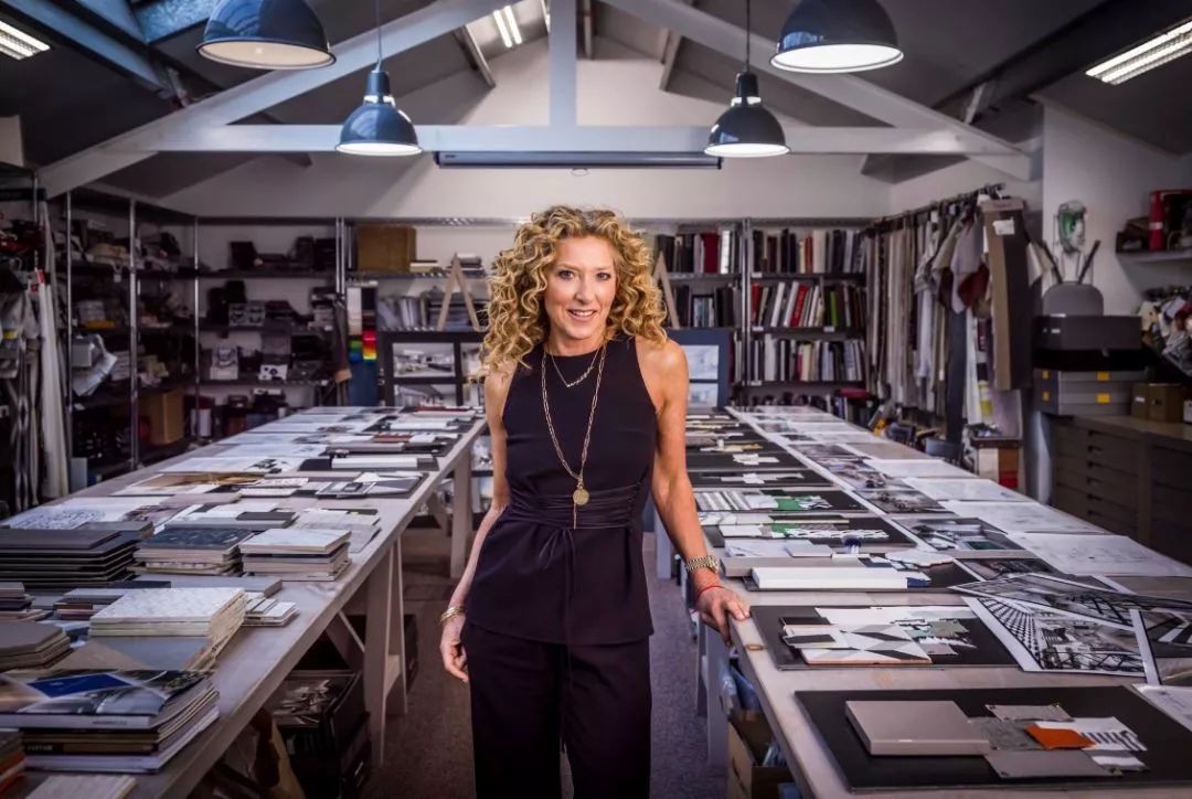 她是好莱坞名人最渴望合作设计师，英国女王为她颁奖，她的作品为啥会有如此大的魅力？