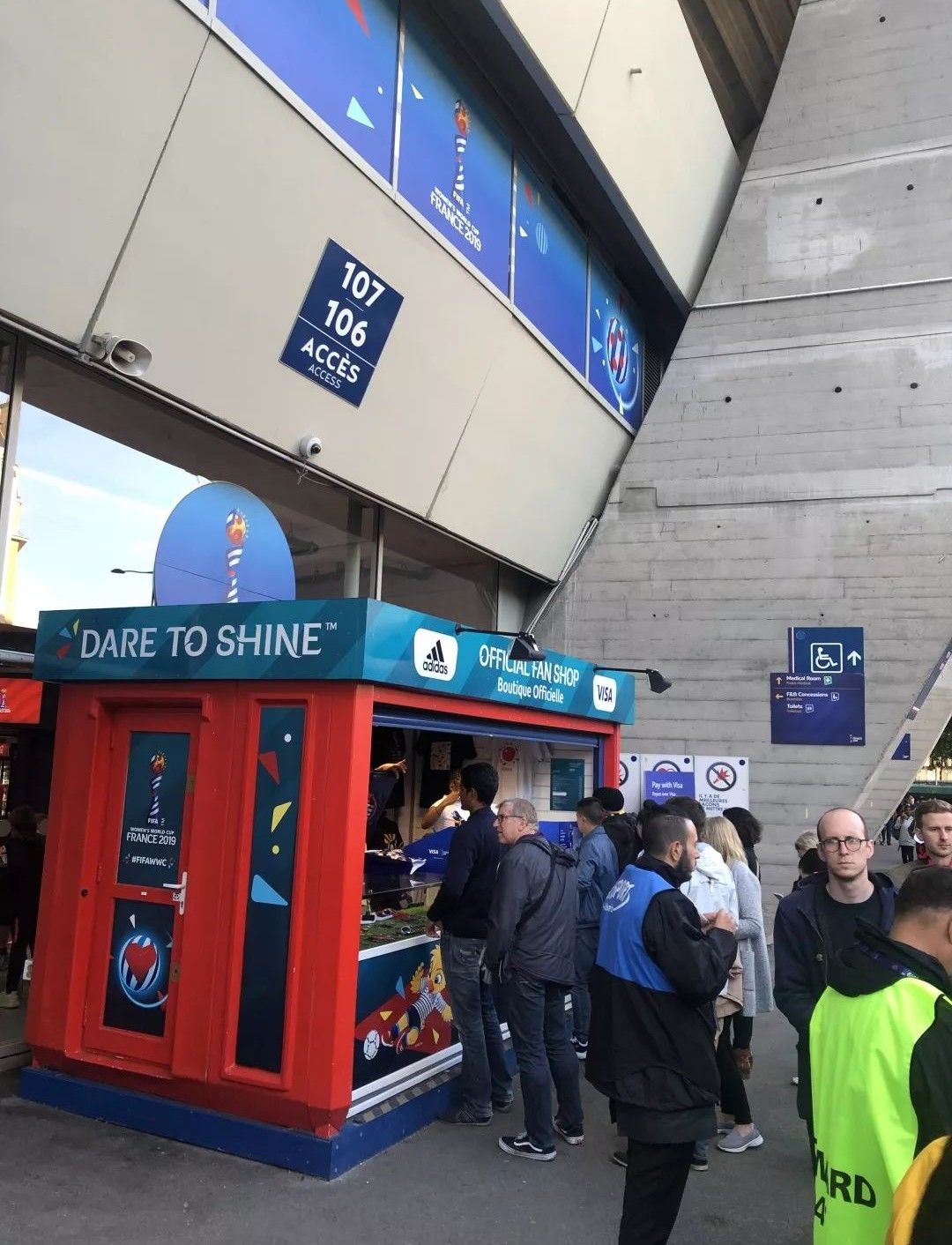 观看中国女足激动场面,看中国女足激动流泪