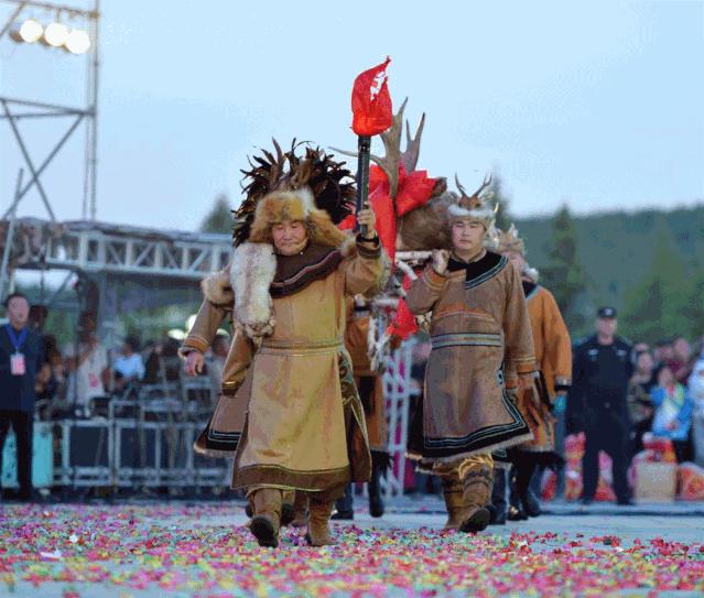 庆祝鄂伦春族篝火节,鄂伦春族篝火节介绍视频