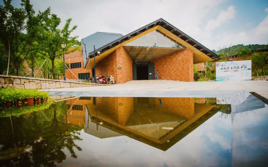 这座跟着周杰伦空降热搜的杨梅味小城，休渔期也能让你吃得满嘴鲜