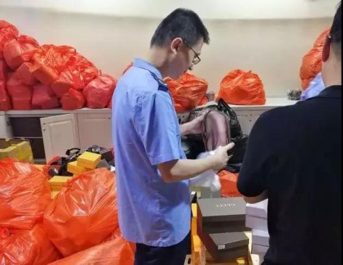 进价500卖2万650%暴利你老婆还抢着要！揭奢侈品海外代购造假黑幕