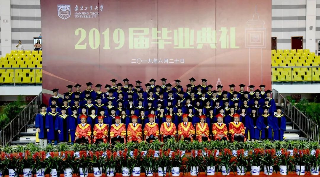 我们毕业了的感人事件,学生们毕业了感动哭了