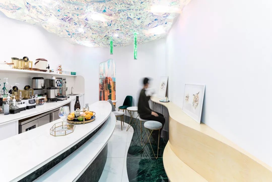 夏天来喝夏天的一杯奶茶,夏天在森林里喝咖啡