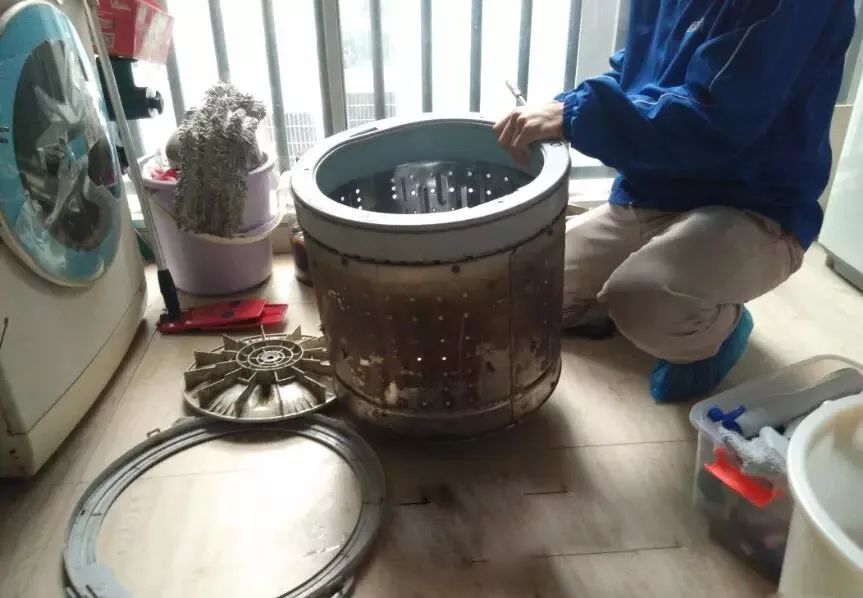 洗衣机加水有臭味怎么办,洗衣机污垢和霉菌