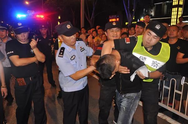 来PK！用一种水果形容警察，你的答案是……