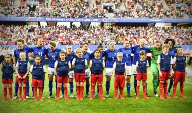 意大利足球队高唱国歌球童 (意大利足球队员唱歌)