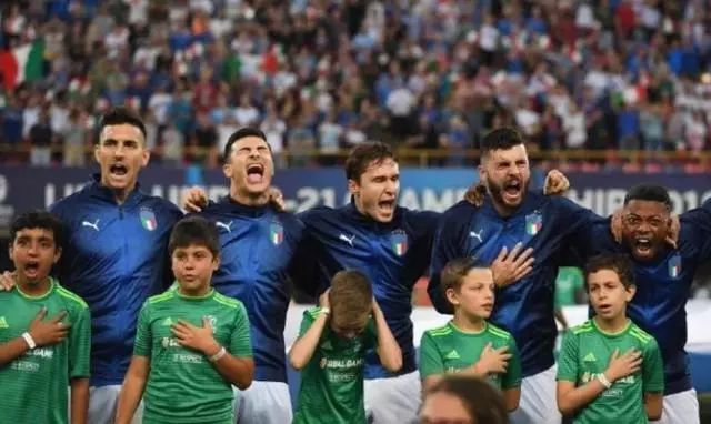 意大利足球队高唱国歌球童 (意大利足球队员唱歌)