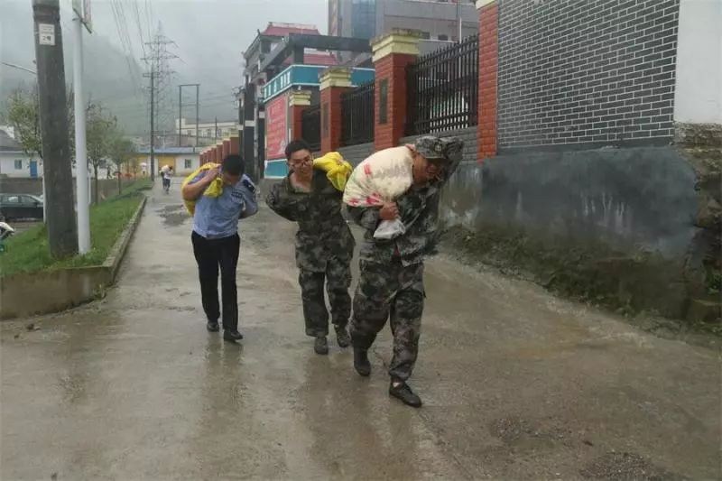 退伍不褪色老兵犁地,退伍不褪色永远的战士