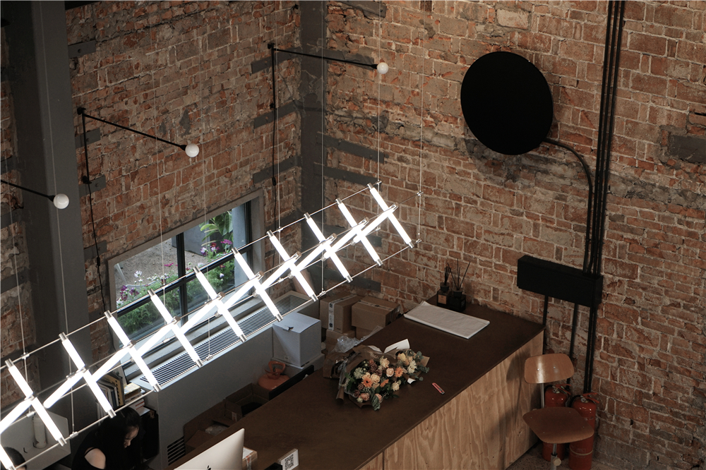 他从“马扎”中获得灵感，设计的灯具从米兰火到杭州……