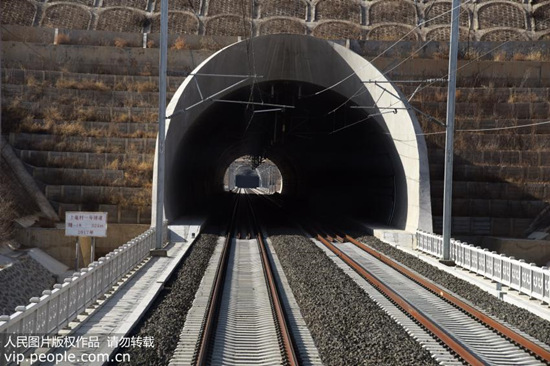 为什么火车进隧道会屏蔽信号,火车过隧道有没有信号