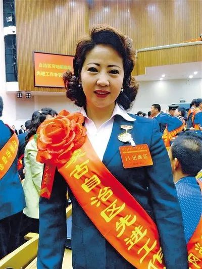 习*平近**总书记点赞的“人民满意的公务员”，有哪些*党**派成员？