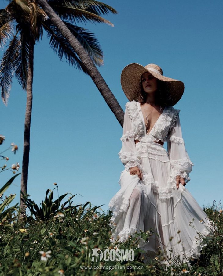 关晓彤穿绿丝绒裙大波浪,慵懒小黑裙关晓彤同款