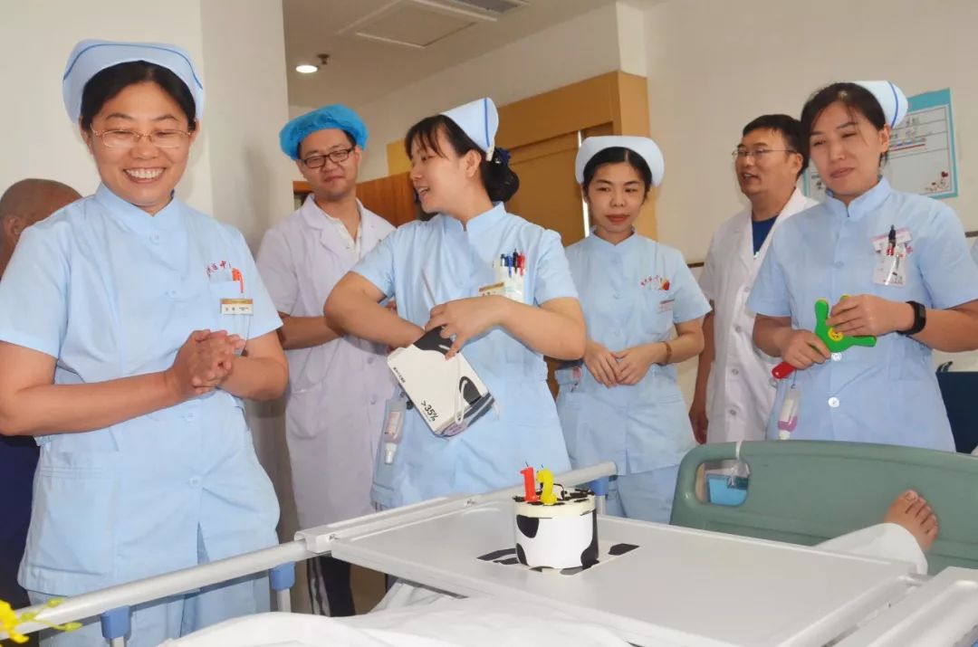 大手牵小手医护人员,大手牵小手致谢医护人员