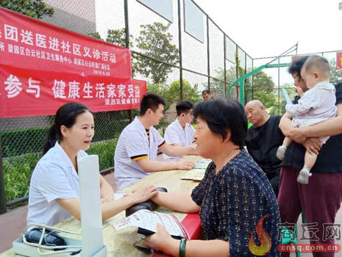 义诊送上门居民暖心窝,为居民义诊真情暖人心