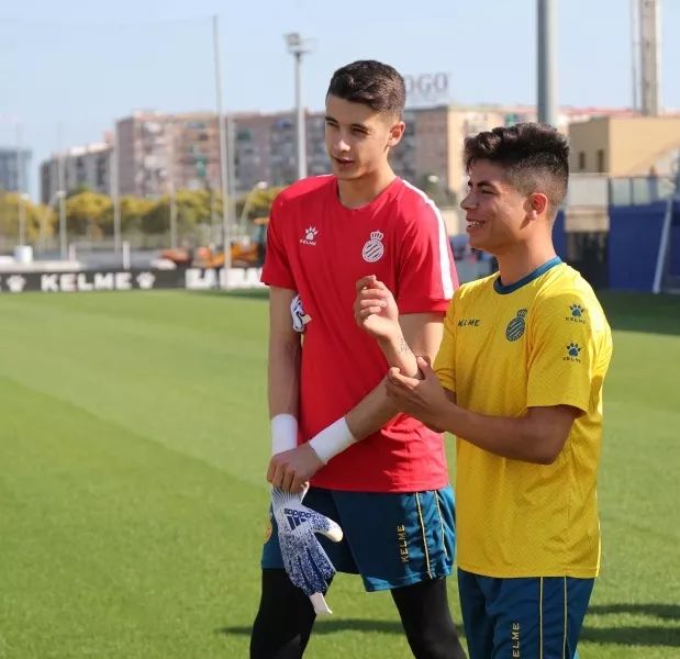 分享一下你们踢球时候的照片,晒一张你们踢球的照片