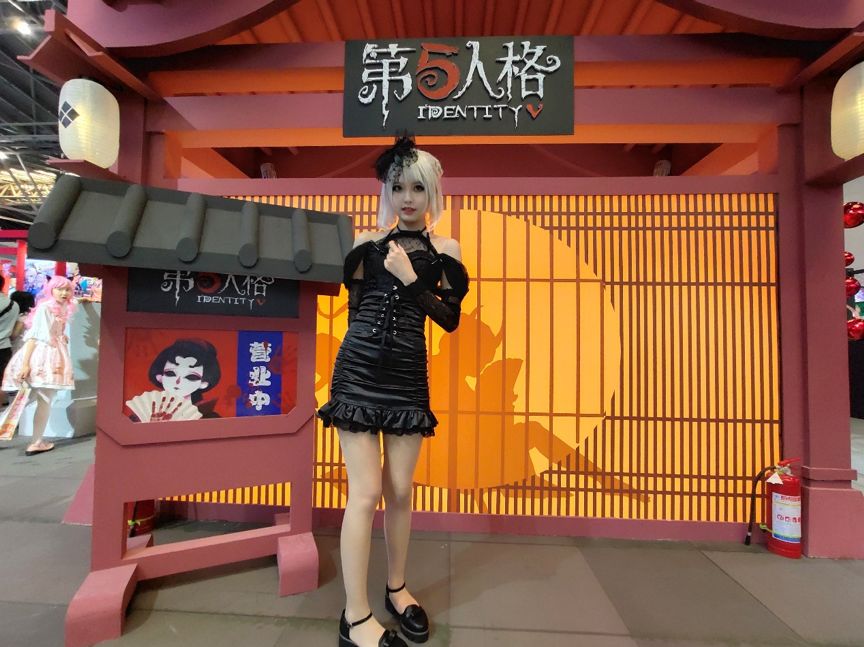 小编今天逛了一下动漫展，然后觉得自己老了……