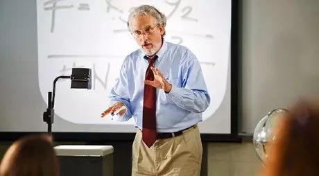 吹生日蛋糕蜡烛把假牙吹出来了,吹生日蛋糕蜡烛