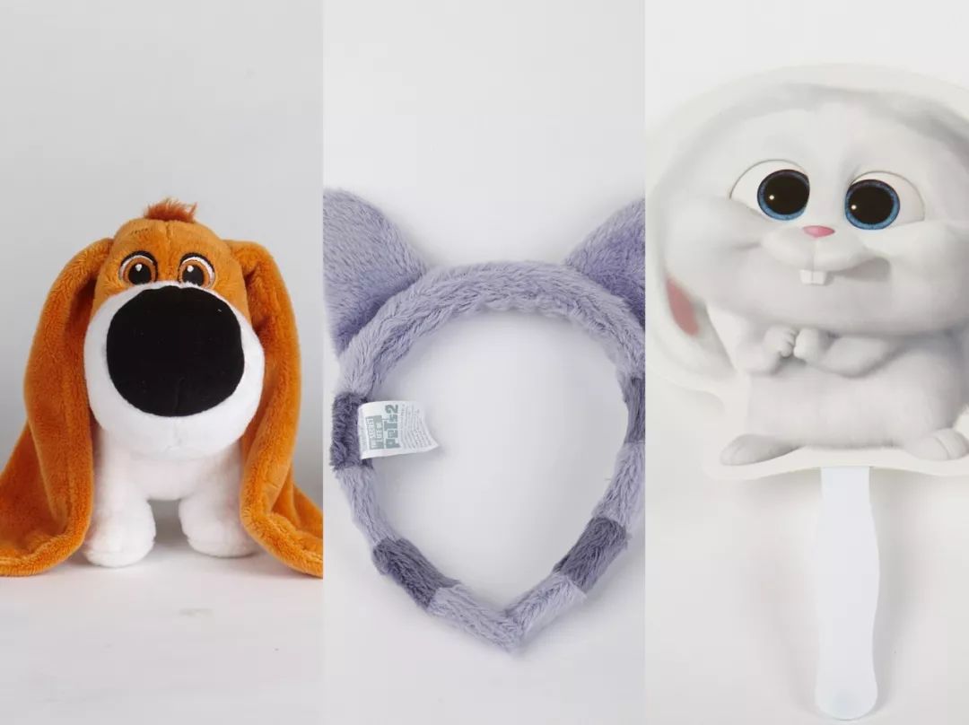 穿西装的宠物狗走路,穿moncler的男生