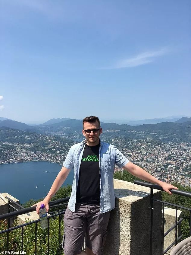 戴隐形眼镜眼睛长虫有什么症状,戴隐形眼镜把眼角膜磨坏了