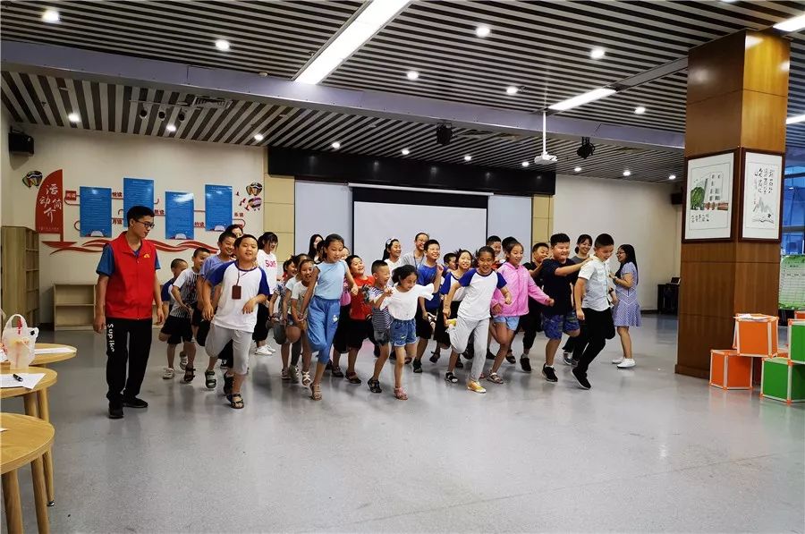 假期充电忙图书馆内人气旺,暑期图书馆学生充电忙