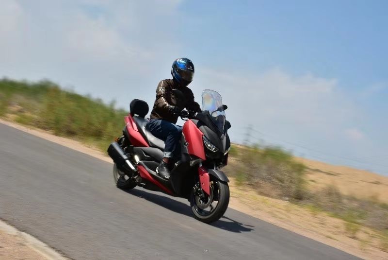 车评测视频对比,雅马哈xmax300摩旅进藏