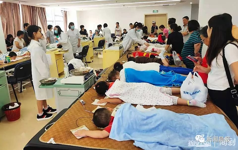 92名儿童被三伏贴灼伤看着心疼,92名儿童贴三伏后被烧伤