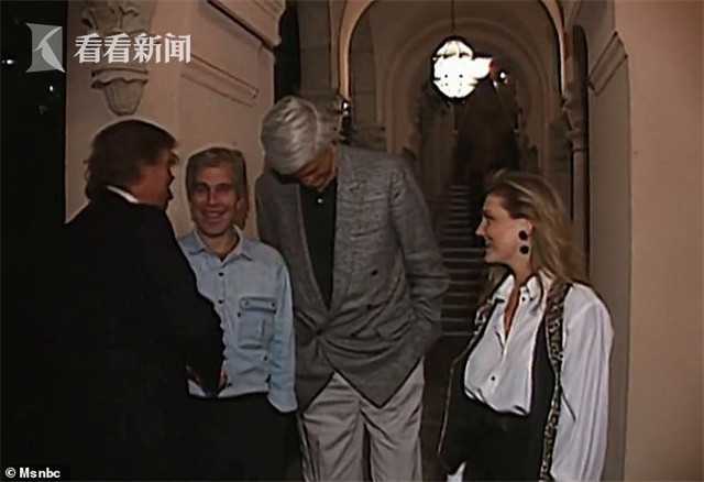 美大选激战正酣特朗普1992年搂辣妹热舞视频被“挖坟”卷入性丑闻