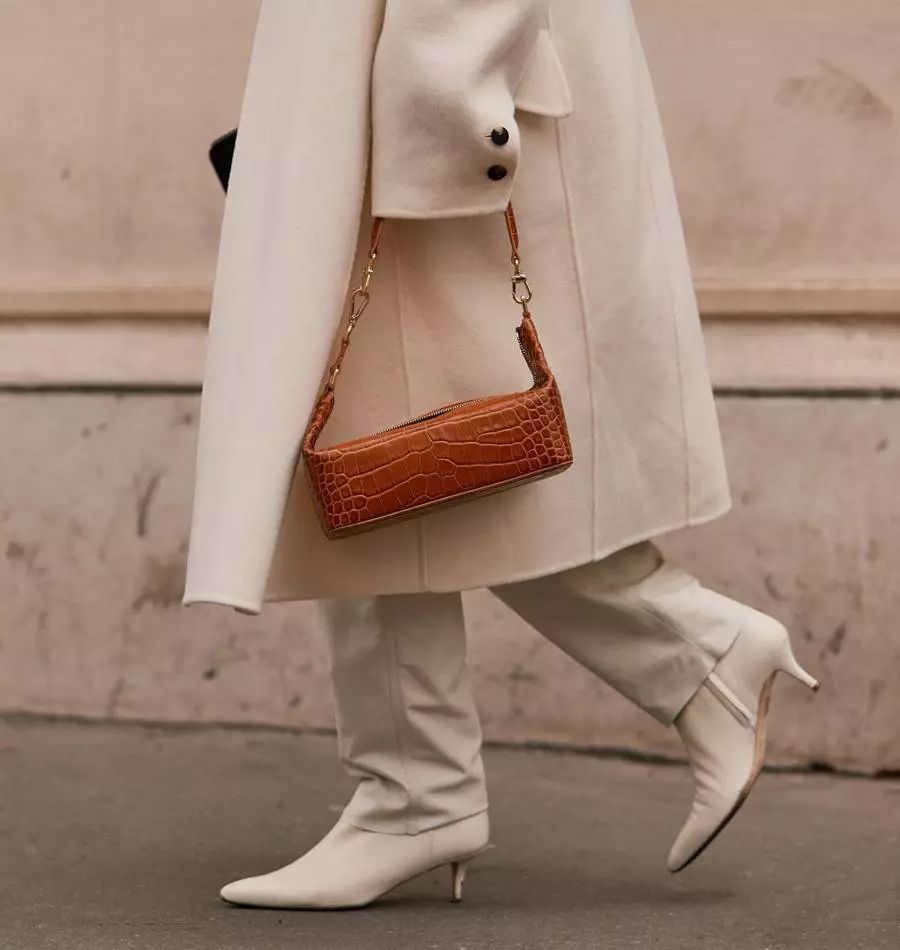 刘雯斜挎休闲包,今年流行的刘雯同款包