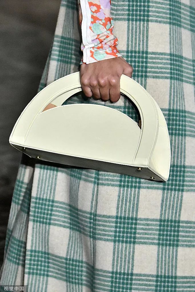 刘雯斜挎休闲包,今年流行的刘雯同款包