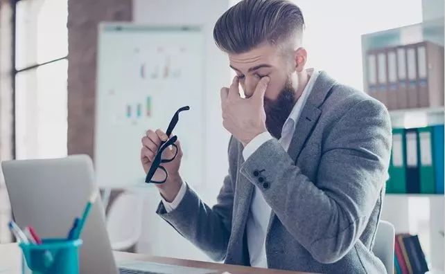 眼睛干涩疲劳不舒服滴什么眼药水,双眼干涩疲惫用什么眼药水