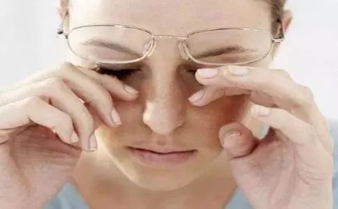 眼睛干涩疲劳不舒服滴什么眼药水,双眼干涩疲惫用什么眼药水