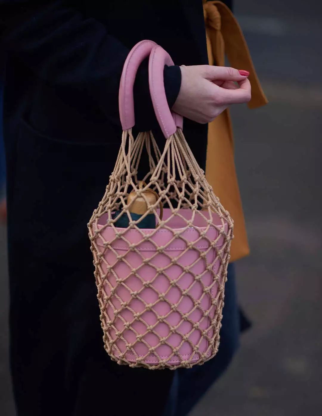 刘雯斜挎休闲包,今年流行的刘雯同款包