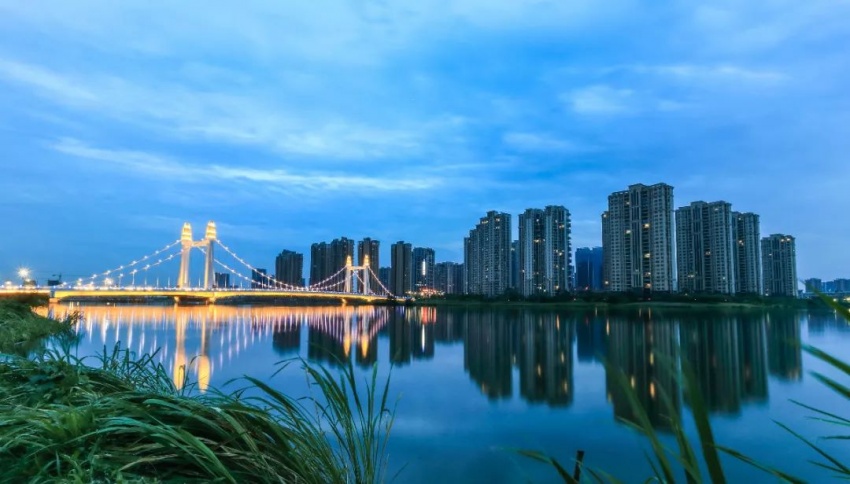 缁嶅叴瀹囧畽涓績闀滄箹,瀹囧畽涓績闀滄箹