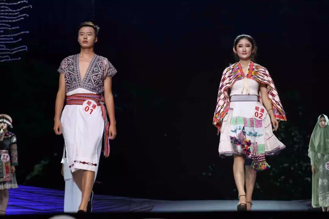 德宏五种少数民族服饰走秀音乐,云南少数民族服饰秀