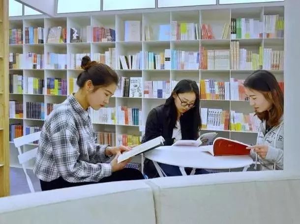 都上央视了！大学校园书店怎么突然这么火？