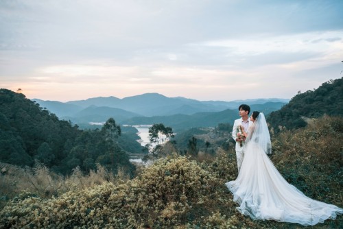 旅拍婚纱照风格推荐大理,婚纱照推荐风格酒红色婚纱照