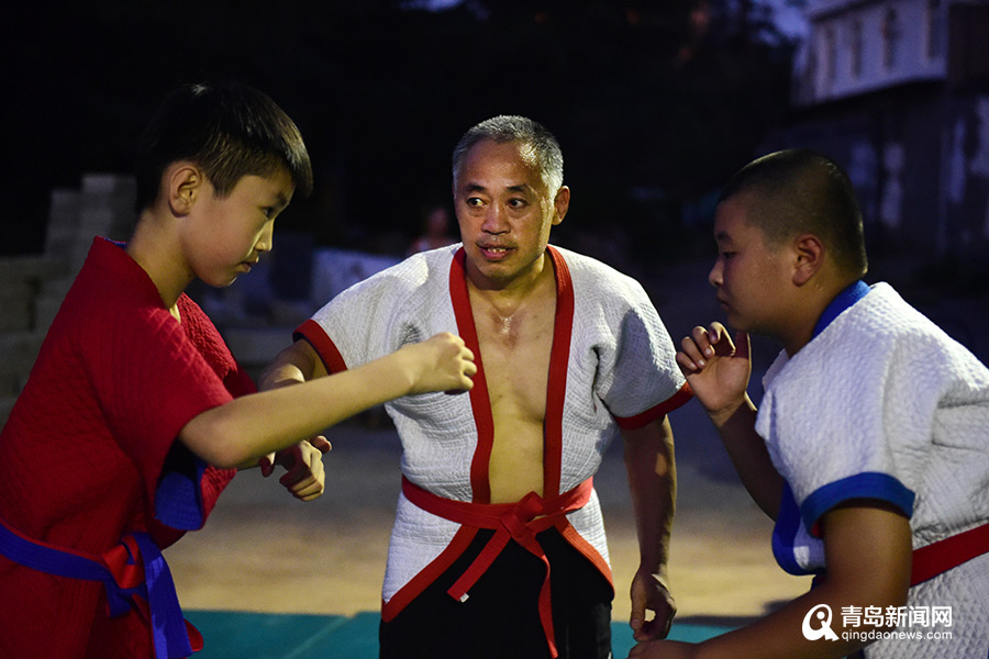“沧口跤王”有了自己的摔跤馆：曾上央视亮绝活