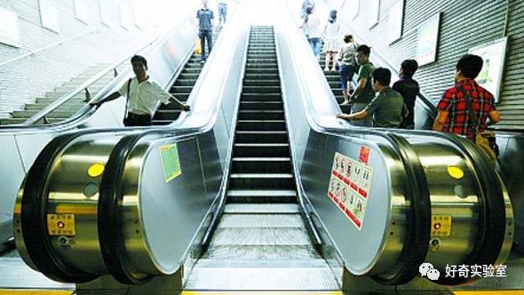 电梯扶手为什么比电梯快,电梯的扶手为什么比脚下站的要快