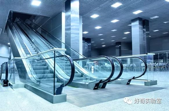 电梯扶手为什么比电梯快,电梯的扶手为什么比脚下站的要快