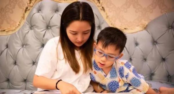 何洁儿子七宝展示才艺,何洁和七宝合影