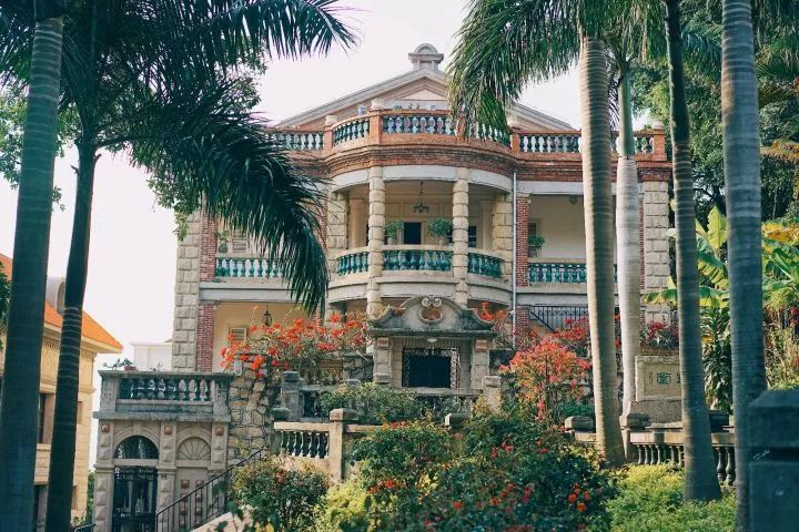 对厦门鼓浪屿景色的描写,鼓浪屿在厦门的哪个地方