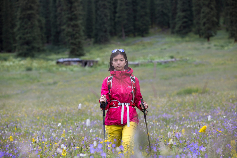 伊犁那拉提旅游冲锋衣穿搭,新疆伊犁风景冲锋衣