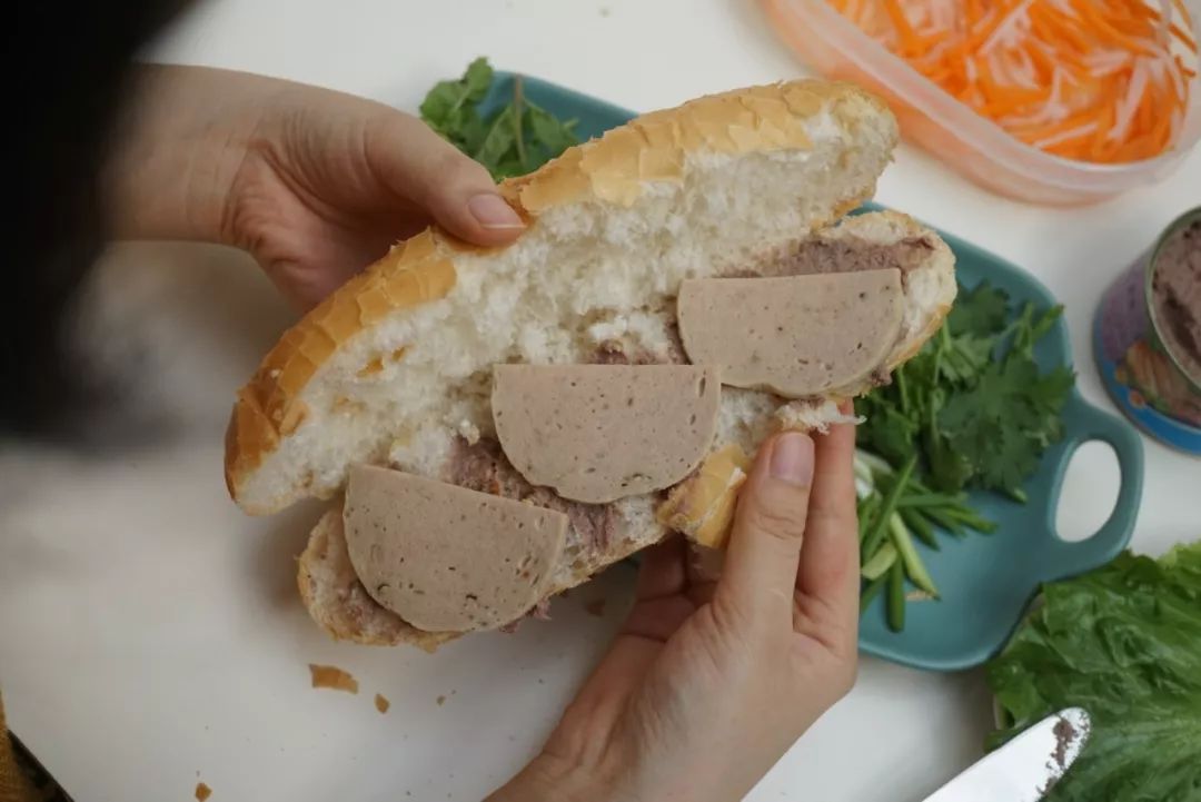 网购越南土特产|炼奶冰咖法包猪肝酱扎肉春卷虾片，一个下午茶全都拥有