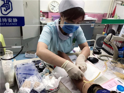 扶贫村义诊活动,县医院组织开展扶贫义诊活动