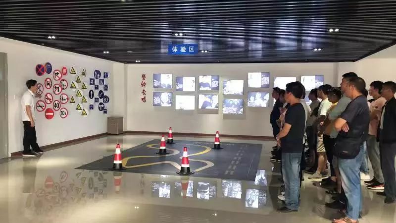 【除隐患防事故保大庆】安顺市公安交通管理局走进驾校送上交通安全宣传教育课